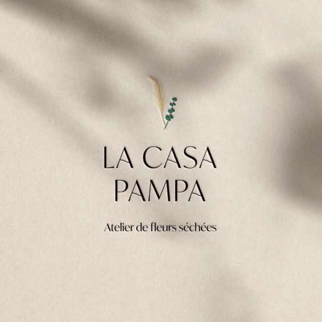 [NOUVELLE FRAÎCHE ✨]⁠
Partons cueillir l'univers champêtre et bohème de @lacasapampa 💐🌿⁠
⁠
Un atelier de fleurs séchées bordelais né de la passion commune pour la décoration de deux amies, Natacha et Émilie.⁠
⁠
Un bel exemple de création d'identité visuelle qui montre qu'un logo n'est pas figé 💫🌿⁠
⁠
#branding #logodesigner #creative #designer #identity #brandingdesign #logodesign #logo #branddesign #brandidentity #minimaldesign #pampa #pampagrass #fleurssechees #handmade #bordeaux #bordeauxmaville #entrepreneur